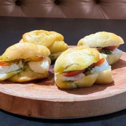imagem Mini pão de azeite e alecrim com caprese. (12un)