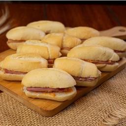 imagem Mini francês com pasta de tomate seco, queijo e presunto. (12un)
