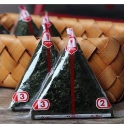 imagem ONIGIRI KANI CREAM CHEESE E CEBOLINHA