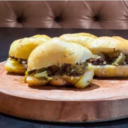 imagem Mini pão de azeite e alecrim com caponata de berinjela. (12un)