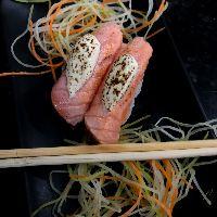 imagem Sushi Salmão Flambado c/ Cheese - Duplas - Lâminas sobre arroz