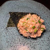 imagem Temaki salmão grelhado.