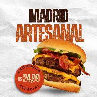 imagem Madrid - Pão Brioche, 3 Carnes Artesanal, 3 Fatias de Queijo, Cheddar Cremoso, Bacon, Cebola Roxa, Alface e Tomate.