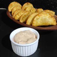 imagem pasteizinhos de carne do sol com queijo( 12 unidades   carne do sol , queijo)