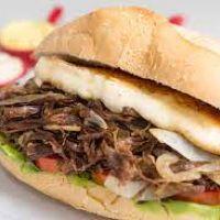 imagem Vaca Loka ( pão , costela desfiada , ovo , queijo coalho , cebola , barbeue , molho especial , alface ,tomate , milho e batata palha )