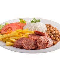 imagem Linguiça com arroz,salada,batata frita,feijao e farofa.
