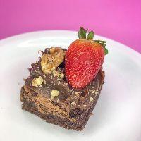imagem Brownie com cobertura de brigadeiro ao leite morango e nozes