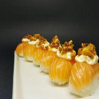 imagem Sushi de Salmão com Frutas Secas ao Mel e Gengibre (6unidades)
