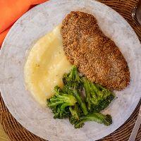 imagem Milanesa Fit de Carne com Purê de Batata Doce e Brócolis 