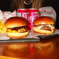 imagem COMBO Indicação do Via - Hambúrguer Clássico do Via + Cheddar Melt + 2 Fritas + 2 Cocas