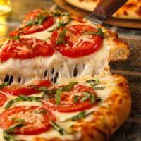 imagem Pizza Família com 12 fatias, acompanhada de 1 litro de refrigerante grátis! 🍕🥤