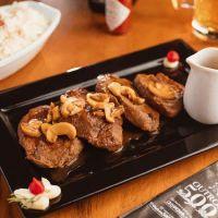 imagem Filé Mignon ao molho madeira com arroz piamontese e fritas p/2