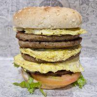 imagem Bola Boladão. (Pão, 5 carnes, 3 ovos, queijo, presunto, alface, tomate, cebola, maionese da casa.)