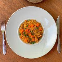 imagem R25) GALINHADA FIT (COXA E SOBRECOXA DESOSSADA COM ARROZ INTEGRAL)