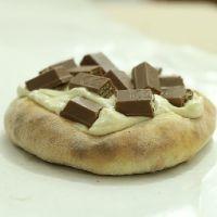 imagem Esfiha de Chocolate Branco c/ Kit Kat