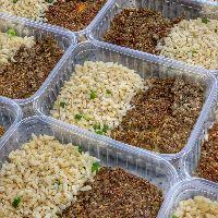 imagem R35.1) QUIBE DE CARNE COM QUINOA RECHEADO COM REQUEIJÃO DE GRÃO DE BICO + ARROZ INTEGRAL