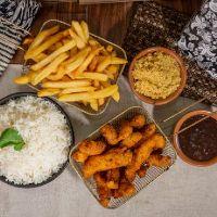 imagem Tiras de Frango Crocante com Fritas, Arroz, Feijão e Farofa