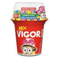 imagem IOGURTE SABOR MORANGO E MIX DE CONFEITOS COLORIDOS VIGOR  