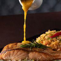 imagem Salmão grelhado ao molho de maracujá com risoto de camarão p/1
