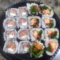 imagem YONJUYON  8 URAMAKI E 8 FUTOMAKI 