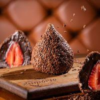 imagem Coxinha de brigadeiro com morango
