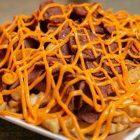 imagem Porção de fritas com calabresa e cheddar 