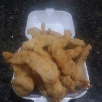 imagem gurjão de frango mais bebida