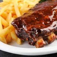 imagem Costelinha de porco no barbecue ( arroz feijão farofa batata frita  costelinha salada ) 
