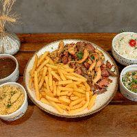 imagem Churrasquinho Misto com Arroz, Fritas, Farofa, Vinagrete e Feijão (2 Pessoas)