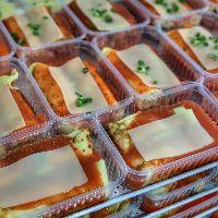 imagem R46) PANQUECA DE FRANGO CREMOSO COM BRÓCOLIS AO MOLHO DE TOMATES