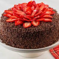 imagem Bolo de Chocolate com Brigadeiro e Morango