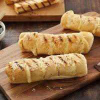 imagem Pão de alho coberto de queijo recheado com linguiça mineira