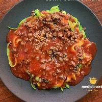 imagem R03) ESPAGUETE DE ABOBRINHA COM CARNE MOÍDA + MOLHO DE TOMATES (LOW CARB)