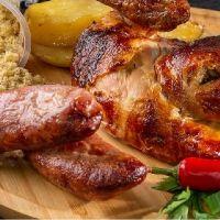 imagem Frango Assado Completo com Batata+Farofa+2 linguiças de Pernil (Serve 2 pessoas)