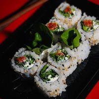 imagem Uramaki de rúcula, tomate seco e cream cheese