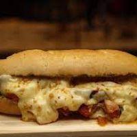 imagem Sanduíche de Carne Assada no Pão de Alho c/ Queijo, Cebola e Molho Roti