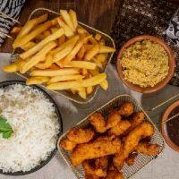 imagem Tiras de Filé de Frango Crocante com Arroz, Farofa, Feijão e Fritas (Serve 2 Pessoas)