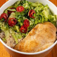 imagem Peito de Frango Grelhado com Salada