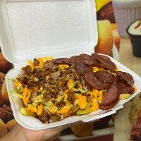 imagem Batata frita tamanho (G) com bacon ,calabresa, cheddar cremoso e maionese temperada 