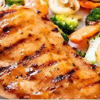 imagem Filé de Frango Grelhado com Arroz, Farofa e Salada de Maionese 