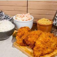 imagem Filé de Frango Empanado Crocante com Arroz, Maionese e Farofa (Serve 2 Pessoas)