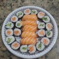 imagem Yonjusan 10 shakemaki,10 kappamaki e 5 nigiri