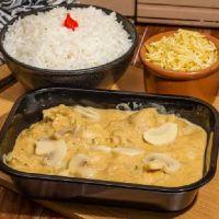 imagem Strogonoff de Frango com Arroz e Batata Frita ( Serve 2 Pessoas )