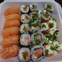 imagem 3 duplas sushi + 12 holls + 10 uramakis + 6 joe joe + 2 sachês de teriaki