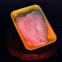 imagem BANDEJA 1 KG PEITO DE FRANGO C/ OSSO INTEIRO