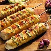 imagem Delicioso Espetinho Misto no Pão de Alho c/ Queijo e Maionese de Alho