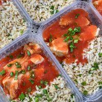 imagem R42.1) PEITO DE FRANGO ASSADO + MOLHO DE TOMATES + ARROZ INTEGRAL