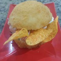 imagem sushi burg kids 300 g salmao grelhado  doritos e cebola roxa 