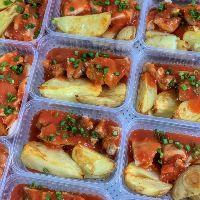 imagem R42) PEITO DE FRANGO ASSADO + MOLHO DE TOMATES + BATATA RÚSTICA