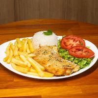 imagem Peixe com arroz e fritas